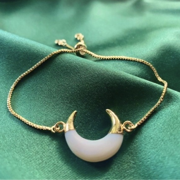 *Carme* Crescent Moon Carved Shell 14K Gold Boho Bracelet - Picture 3 of 4
